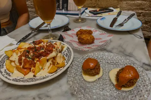 Gdzie zjeść w Barcelonie? Odkryj najlepsze restauracje i smaki
