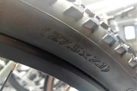 Opona rowerowa 27.5x2.1. Dowiedz się, jak dobrać dętkę do opony, by uniknąć problemów.