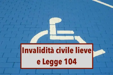 Segnale di parcheggio disabili su sfondo blu. Testo: "Invalidità civile lieve e Legge 104". Utile per capire invalidità 33 per cento esempi.