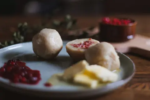 Pitepalt recept: Ljuvliga paltar med lingonsylt och smör. En klassisk svensk rätt som värmer själen.