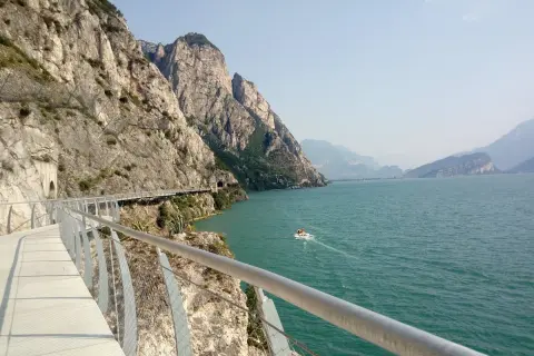 La ciclovia del Garda, un percorso mozzafiato a picco sul lago, tra gallerie e panorami alpini.