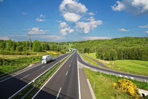 Kto ma pierwszeństwo na autostradzie? Poznaj kluczowe zasady bezpieczeństwa
