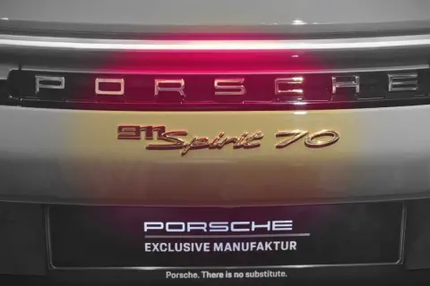 Tylna część samochodu Porsche z napisem "911 Spirit 70" i logo "Exclusive Manufaktur".
