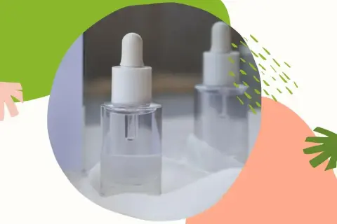 Szklane buteleczki z pipetką, jedna pełna, druga pusta. W tle odbicie, a całość otoczona kolorowymi kształtami. Może zawierać aldehyd heksylocynamonowy.
