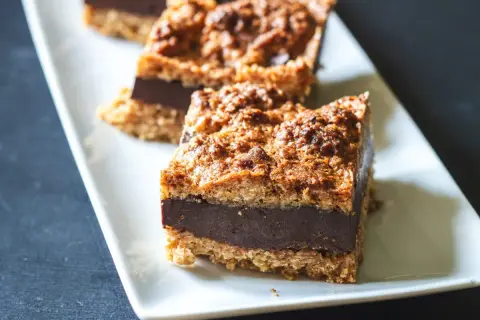 Chokladrutor i långpanna med en krispig botten och ett mjukt chokladlager. Perfekt för fikat!