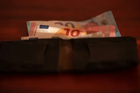 Ile zarabia opiekunka w Niemczech? Sprawdź, co wpływa na pensję