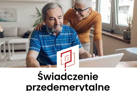 Para szuka informacji o zwolnienie z pracy a zasiłek przedemerytalny. Kobieta wspiera mężczyznę przy komputerze.
