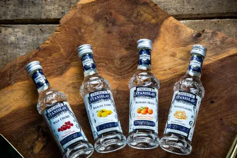 Jaką wódkę do drinków wybrać, by zaskoczyć gości?