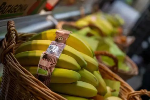 En korg med ekologiska bananer, perfekt för frukt på jobbet.