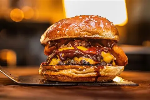 Le Secret du Smash Burger Maison : Recette Croustillante & Juteuse