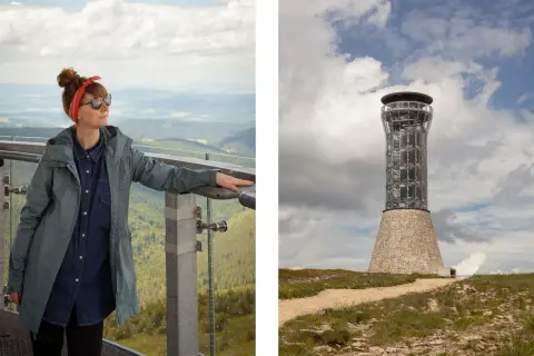 Kobieta na tarasie widokowym podziwia krajobraz. W oddali widać wieżę widokową, cel szlaku na Śnieżnik.