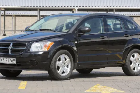 Czarny Dodge Caliber na parkingu. Wiele osób szuka dodge caliber opinie przed zakupem.