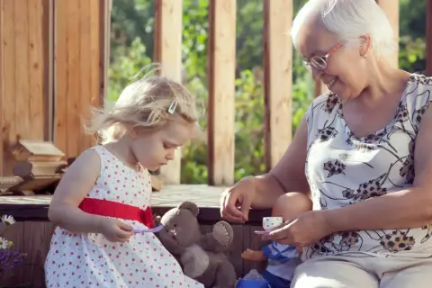 Dziecko bawi się z misiem, a babcia podaje herbatkę lalce. Może to właśnie dlatego dziecko nie lubi babci?