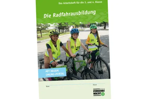 Drei Kinder mit Helm und Warnweste üben für die Radfahrausbildung. Das Arbeitsheft "Die Radfahrausbildung" ist für die 3. und 4. Klasse.