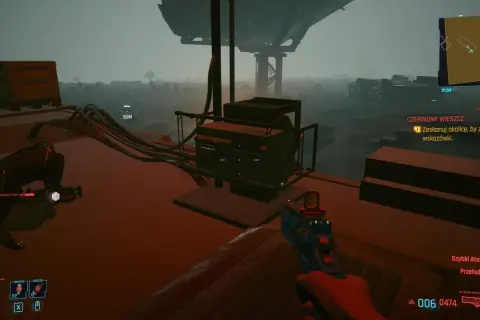 Czerwony wieszcz cyberpunk, leżący obok sprzętu, czeka na skanowanie okolicy.