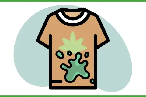 Maglietta marrone macchiata di verde, un promemoria visivo su come conservare i vestiti per evitare la muffa e mantenerli freschi.