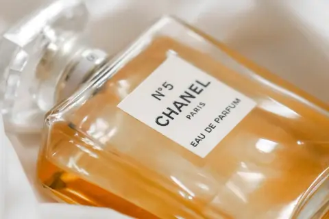 Elegancka butelka Chanel N°5 Eau de Parfum. Jak rozpoznać oryginał? Zwróć uwagę na detale etykiety i szkła.