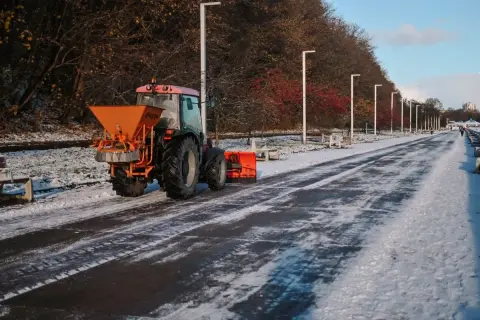 Kto odśnieża chodnik przy posesji? Sprawdź swoje obowiązki i kary