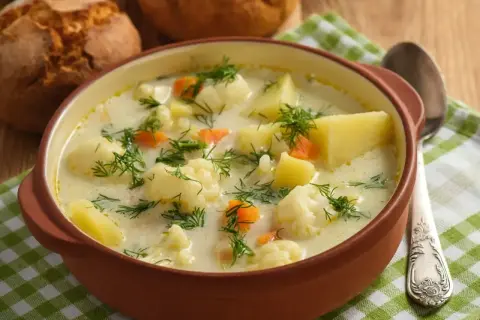 Aksamitna zupa kalafiorowa jak u babci, pełna ziemniaków, marchewki i koperku. Idealna na chłodne dni.