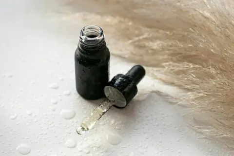 Jak nakładać serum na twarz? Przewodnik i 7 błędów, by działało!