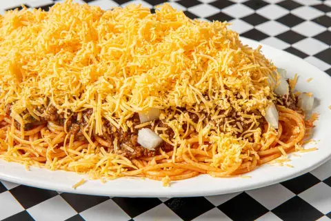 Spaghetti chili cheese: przepis na serowy obiad, który pokochasz!