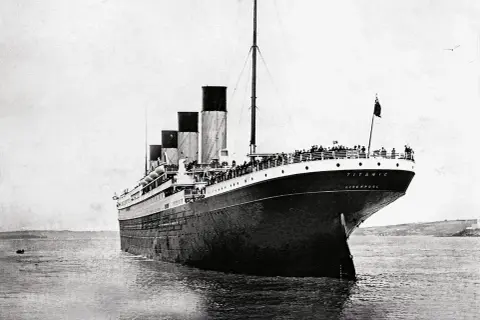 Detta är RMS Titanic, ett fartyg vars öde väcker frågor om hur många dog på Titanic.