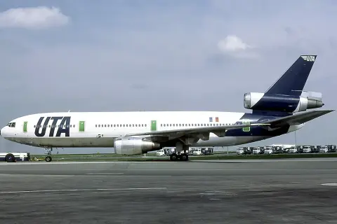 Un avion UTA DC-10 sur le tarmac, prêt pour un vol.