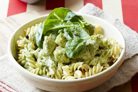 Spaghetti z pesto i kurczakiem: idealny obiad w 25 minut