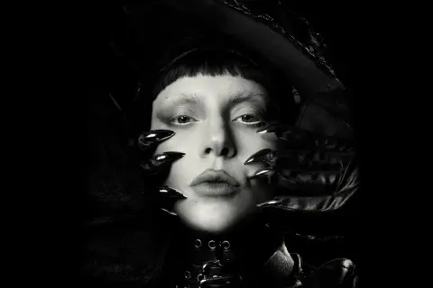 Lady Gaga w czerni, z pazurami i welonem, gotowa na swój kolejny elektryzujący koncert.