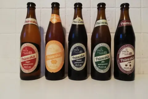 Pięć butelek piwa Pniewskie: jasne, pszeniczne, ciemne, pils i wiśniowe. Ciemne piwo to gatunek ciemnego piwa.