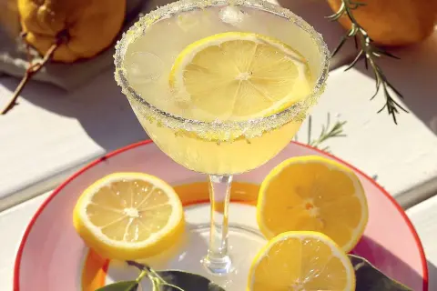 En läcker margarita med citronsocker på glaskanten. Perfekt för ett somrigt margarita recept.