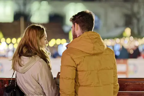 Para, która siedzi przy ławce, wpatruje się w siebie. Ona mówi, on słucha, choć czuje, że nie umiem mówić o uczuciach.