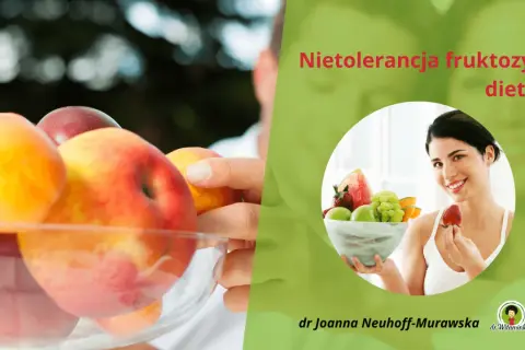 Kobieta z uśmiechem je truskawkę, obok miska owoców. Tekst: Nietolerancja fruktozy objawy, dieta.