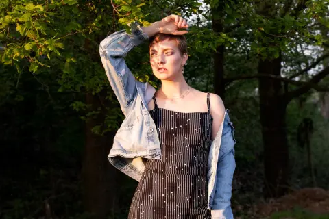 Leichtes Kleid mit Jeansjacke – perfekt, wenn du nicht weißt, was anziehen bei 30 Grad.