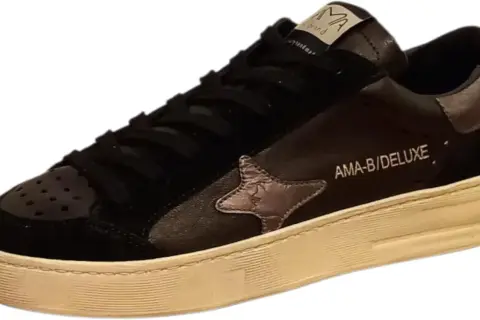 Sneakers uomo AMA brand nere con stella metallizzata e dettagli in camoscio. Stile casual e di tendenza.
