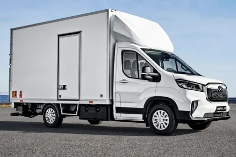 Biały Maxus Deliver 9 z zabudową towarową, gotowy do dostaw.