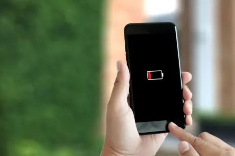 Niski poziom baterii na ekranie telefonu. Pamiętaj, jak dbać o telefon, by służył Ci dłużej.