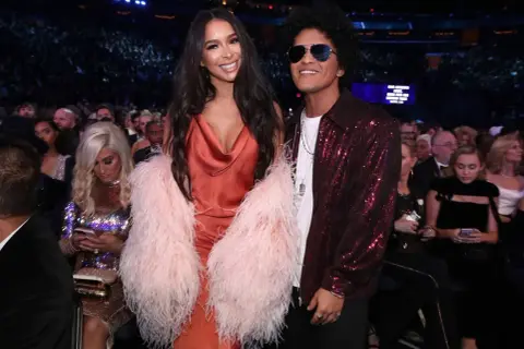Bruno Mars z partnerką Jessicą Caban na gali. Czy Bruno Mars ma żonę i dzieci? Nie, jest w związku, ale nie ma ślubu ani dzieci.