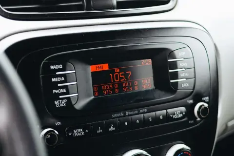 Radio samochodowe z wyświetlaczem pokazującym 105.7 FM. To częstotliwość, na jaką ustawić transmiter, by słuchać ulubionej stacji.