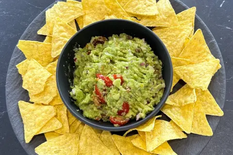 Idealne guacamole w 10 minut: przepis, triki, by nie ciemniało