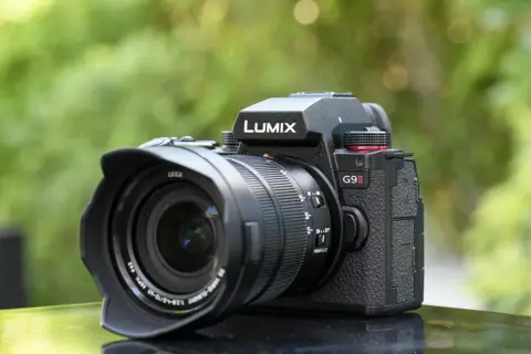 Le Lumix G9 II, appareil photo noir avec objectif Leica, prêt pour capturer la nature.