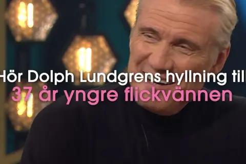 Dolph Lundgren, känd för sin kampsport, ler. Texten lyder: "Hör Dolph Lundgrens hyllning till 37 år yngre flickvännen".