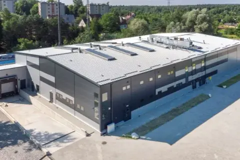Jaka płyta warstwowa na warsztat? Wybierz najlepszą izolację i bezpieczeństwo