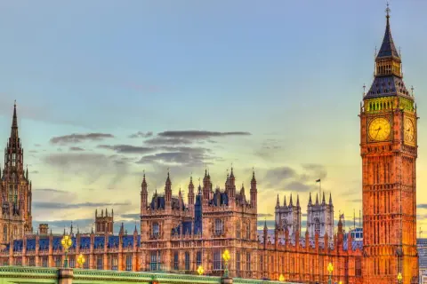 Big Ben und das Parlamentsgebäude in London bei Sonnenuntergang. Wie viele Tage braucht man, um diese Sehenswürdigkeiten zu erkunden?