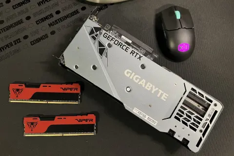 Karta graficzna Gigabyte GeForce RTX, dwa moduły pamięci RAM Viper i myszka komputerowa. Gotowe części komputera do złożenia.