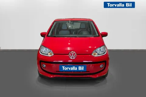 Röd Volkswagen Up, en perfekt begagnad bil för stadskörning.