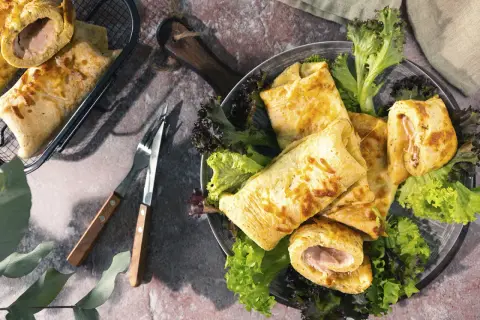 Herzhafte Pfannkuchen, gefüllt mit Schinken und Käse, serviert mit frischem Salat. Ein Genuss für jeden Gaumen!