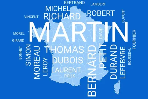 Carte de France avec des prénoms en blanc, dont "Martin" en grand. On y voit aussi "Thomas", "Dubois", "Laurent", "Roux", "Bernard", "Petit", "Durand", "Lefebvre", "Simon", "Moreau", "Leroy", "Bonnet", "Michel", "Richard", "Vincent", "Bertrand", "Lambe...