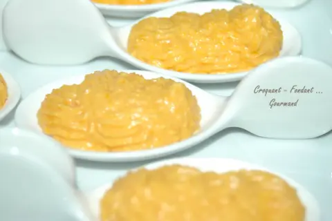 Purée onctueuse de carottes au cumin, servie dans des cuillères blanches. Une texture croquante et fondante pour les gourmands.