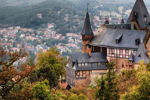 Blick auf Schloss Wernigerode mit der Stadt im Hintergrund. Entdecken Sie die **Geheimtipps Wernigerode** für Ihren nächsten Ausflug.